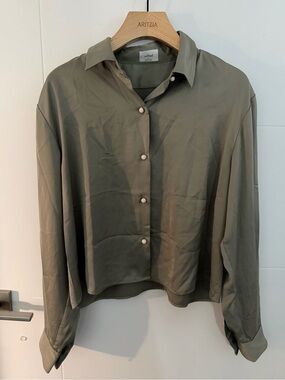 Wilfred Lightweight Collared Shirt in Olive